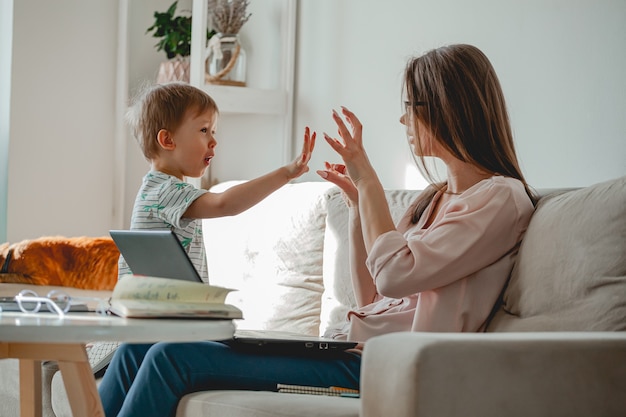 Travail de concept à la maison et l'éducation familiale à domicile, mère travaillant w