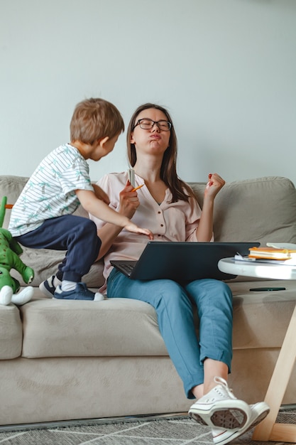 Travail de concept à la maison et éducation familiale à domicile