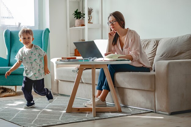 Travail de concept à la maison et éducation familiale à la maison, mère travaillant w