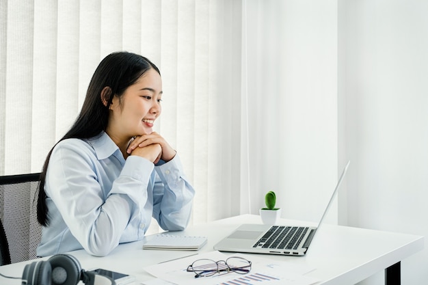 travail de concept de réunion de vidéoconférence virtuelle de femme d'affaires asiatique à la maison en raison de la distanciation sociale