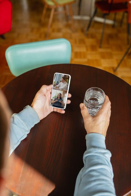 Travail à Distance. Lieu De Travail Dans Un Bar, Un Restaurant Avec Pc, Appareils Et Gadgets.