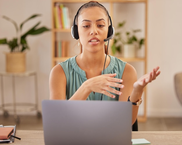 Travail à distance sur ordinateur portable ou femme avec écouteurs dans un centre d'appels pour le commerce électronique ou le conseil de télémarketing Assistante virtuelle de service à la clientèle ou consultante avec casque de support technique pour la communication