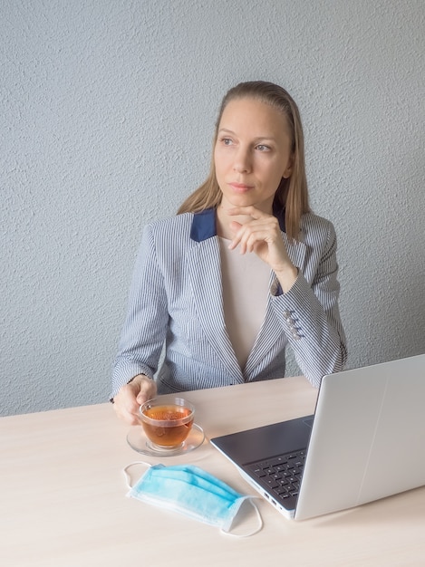 Travail à distance en quarantaine. Ordinateur, ordinateur portable et fille étudient à distance. Pandémie de coronavirus dans le monde