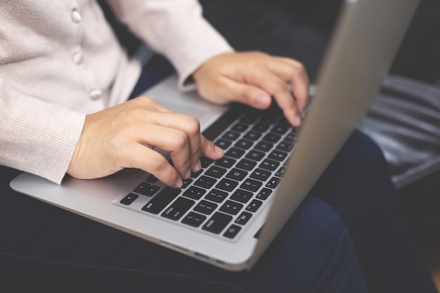Travail à domicile, une femme utilisant un ordinateur portable Boutique en ligne à la maison