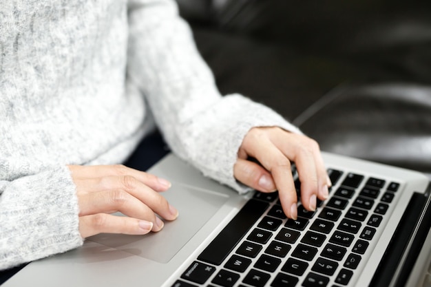 Travail à domicile, les femmes travaillent sur ordinateur à la maison