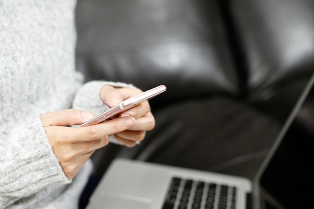 Travail à domicile, les femmes travaillent sur ordinateur à la maison