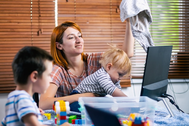 Travail à Domicile Avec De Jeunes Enfants