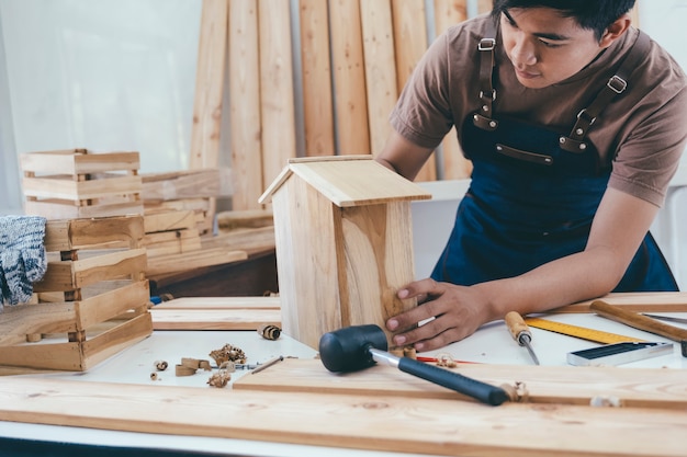 Travail du bois bricolage et fabrication de meubles et artisanat et concept de travail manuel.