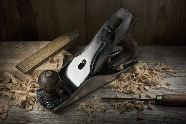 Travail du bois traditionnel, nature morte, plateau de menuisier avec avion ancien.