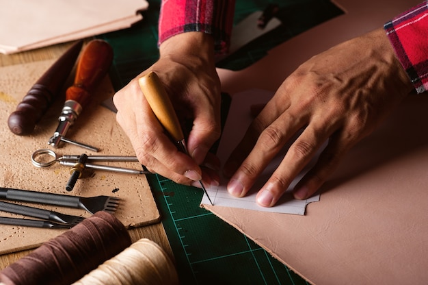 Travail du cuir au tannage végétal. Le cuir et les outils d'artisanat.