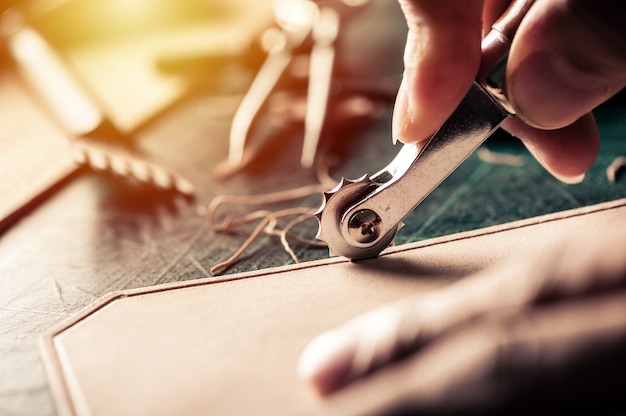 Travail du cuir au tannage végétal. Le cuir et les outils d'artisanat.