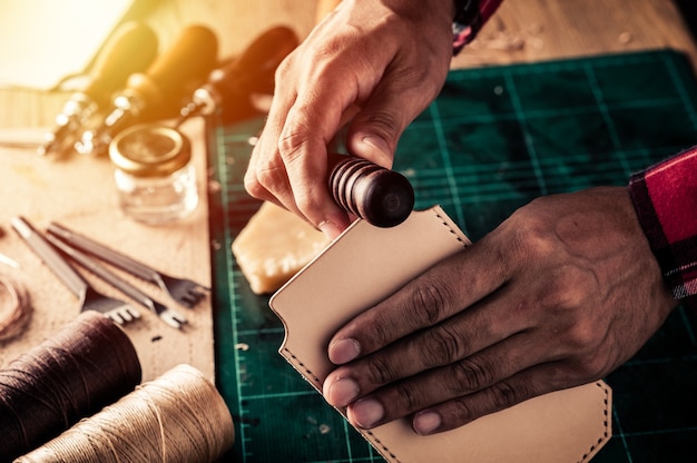 Travail du cuir au tannage végétal. Le cuir et les outils d'artisanat.