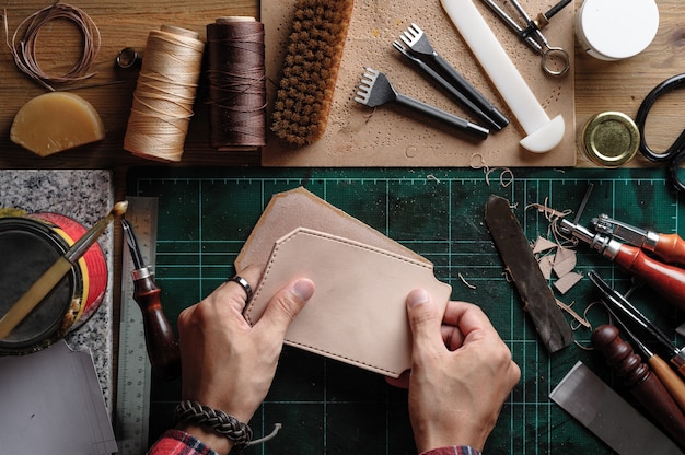 Travail du cuir au tannage végétal. Le cuir et les outils d'artisanat.