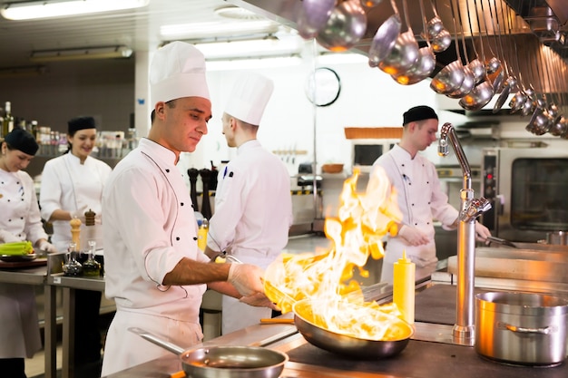 Le travail du cuisinier dans la cuisine du restaurant.