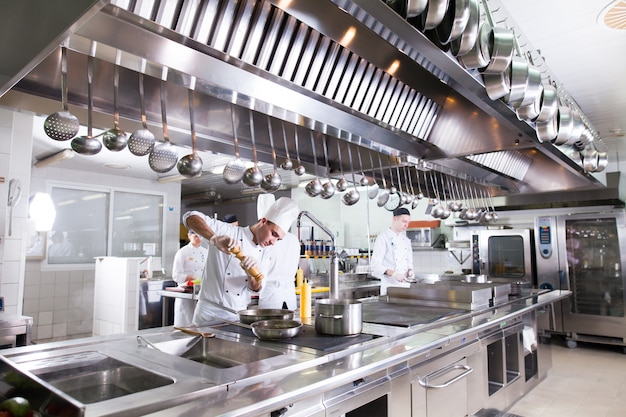 Photo le travail du cuisinier dans la cuisine du restaurant.