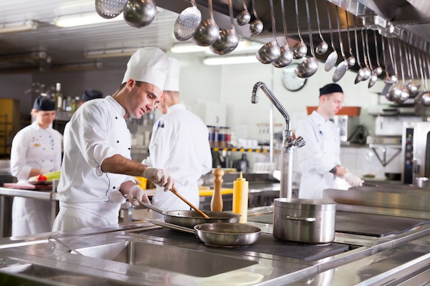 Photo le travail du cuisinier dans la cuisine du restaurant.