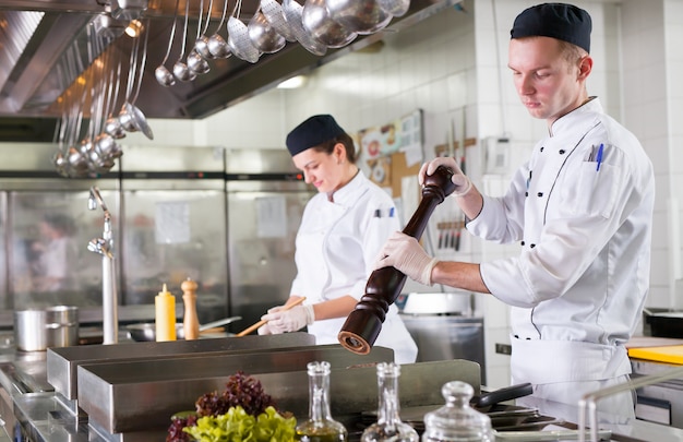 Le travail du cuisinier dans la cuisine du restaurant.