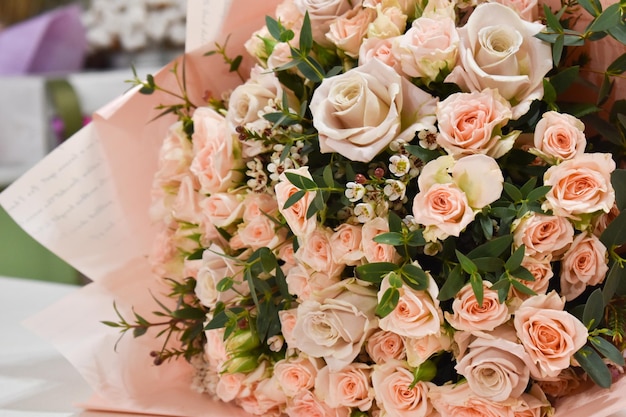 Le travail du fleuriste Fabricant de beaux bouquets Couleurs d'intérieur