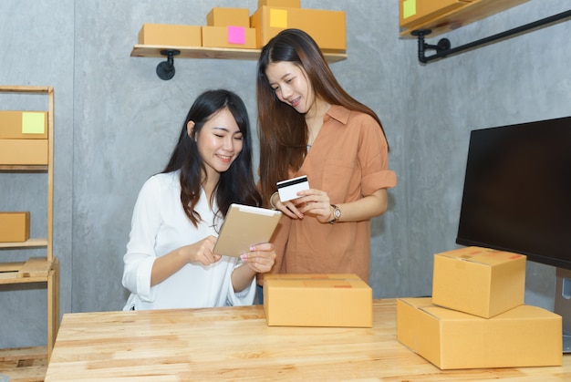 Travail d&#39;entreprise jeune femme asiatique à la maison