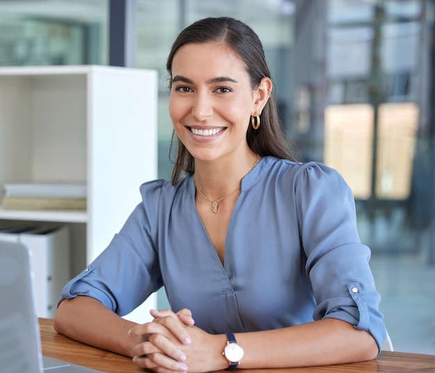 Travail d'entreprise et portrait d'une femme au bureau avec le sourire sur le visage pour le succès, le leadership et la confiance Vision innovation et fille au siège social prête à travailler sur la planification et l'idée de projet