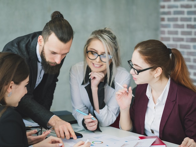 Travail d'équipe d'affaires. Discussion et analyse. Collègues développant une stratégie réussie.