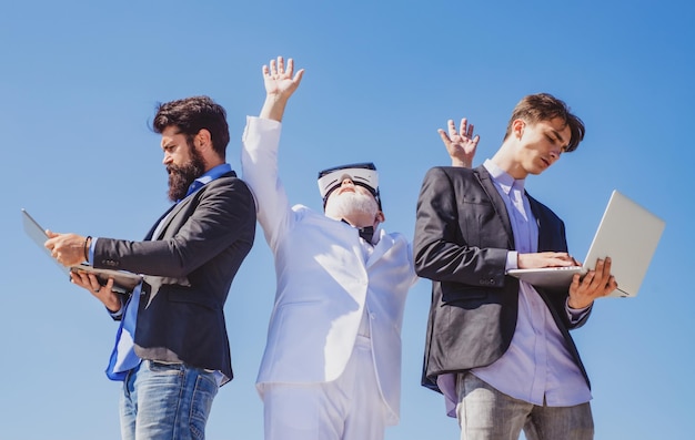 Travail D'équipe D'affaires équipe De Collègues Avec Ordinateur Portable Et Vr Business People Senior Old Young Businessman Working Together Vr