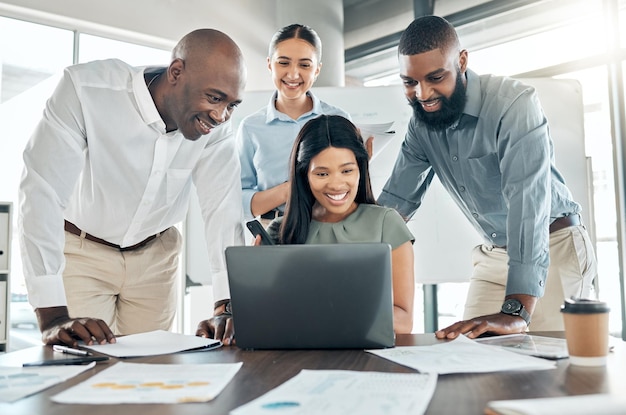 Travail d'équipe d'affaires sur un ordinateur portable pour la réunion de marketing, la collaboration Web en ligne et la planification d'idées technologiques dans une agence de bureau Bonne diversité et motivation des employés travaillant sur une stratégie de démarrage réussie