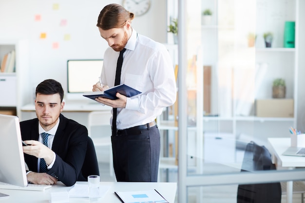 Travail d'équipe au bureau