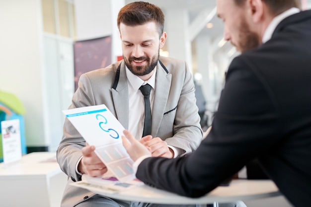 Travail d'équipe au bureau