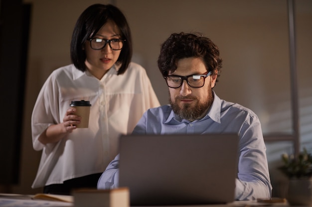 Travail d'équipe au bureau