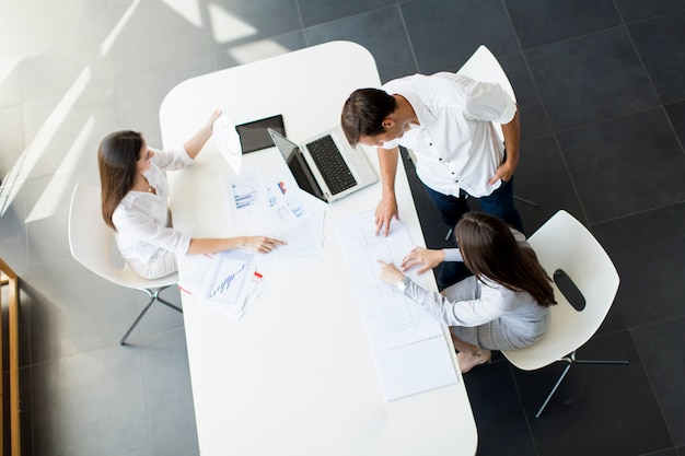 Travail d&#39;équipe au bureau