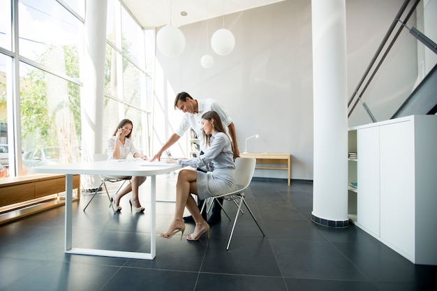 Travail d&#39;équipe au bureau