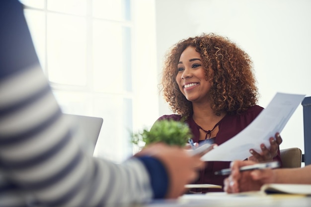 Le travail d'équipe augmente les chances de gagner Photo recadrée d'une équipe de designers en train de réfléchir ensemble dans un bureau