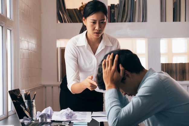 Travail d'équipe blâmant le partenaire et discussion sérieuse.