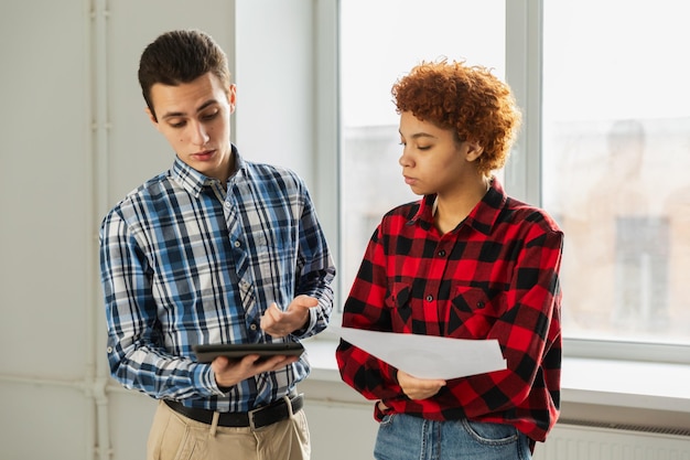 Photo travail d'équipe brainstorming jeune concept d'équipe professionnelle heureux collègues multiraciaux coopérant travaillant