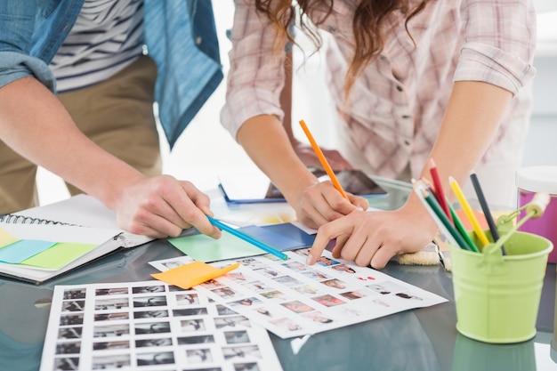 Travail d&#39;équipe, brainstorming et montage de photos ensemble