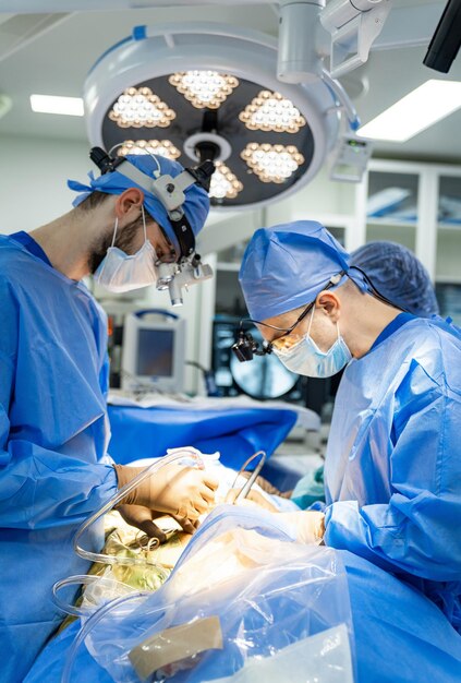 Travail d'équipe en chirurgie dans un hôpital moderne Nouveau concept de technologies chirurgicales