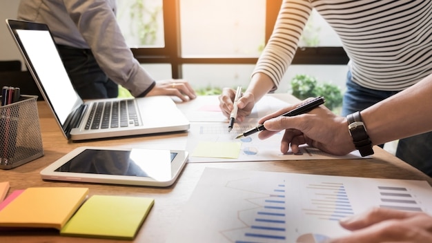 Travail d&#39;équipe créative. Un jeune homme d&#39;affaires qui travaille avec le projet de démarrage analyse les plans graphiques et discute au bureau de l&#39;espace de travail, le concept de réunion Brainstorm.