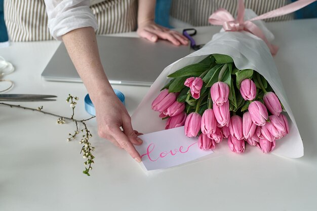 Travail d'équipe Deux jeunes belles fleuristes créent un bouquet