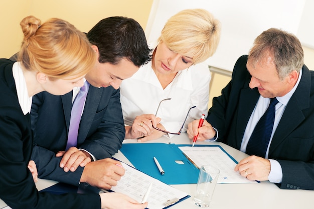 Travail d'équipe, discussion au bureau