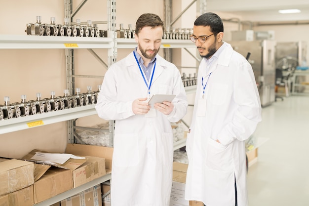 Travail d'équipe à l'entrepôt de l'usine d'équipement de mesure