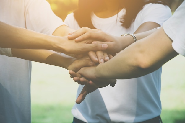Travail d'équipe entreprise joindre la main ensemble concept