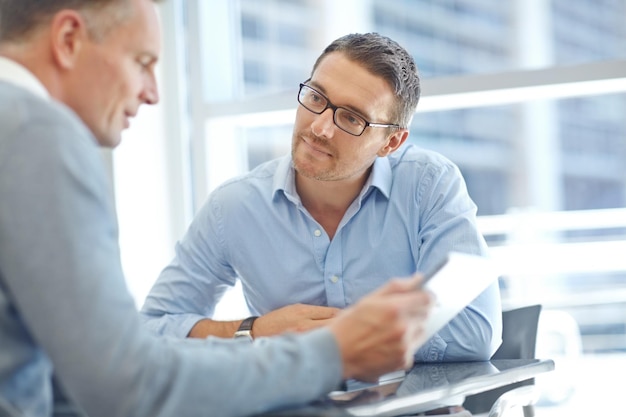 Travail d'équipe des entreprises ou des hommes d'affaires avec tablette planification stratégie d'entreprise croissance financière ou examen financier Concentration sur la constitution d'équipe ou employé masculin au bureau pour collaboration ou idée