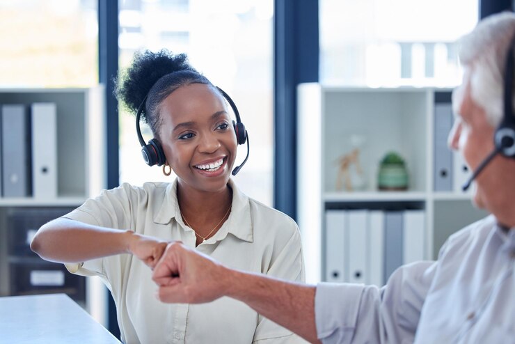 Photo travail d'équipe, gens d'affaires et coups de poing pour le succès dans la solution du centre d'appels ou la réalisation de l'objectif de ventes, homme et femme du personnel pour le coworking avec des gestes de main, célébration ou télémarketing au bureau.