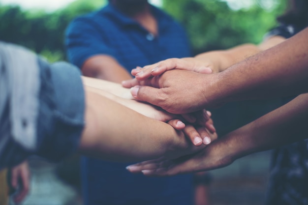 Photo le travail d'équipe de groupe de personnes joignent les mains ensemble. concept de succès de travail d'équipe affaires