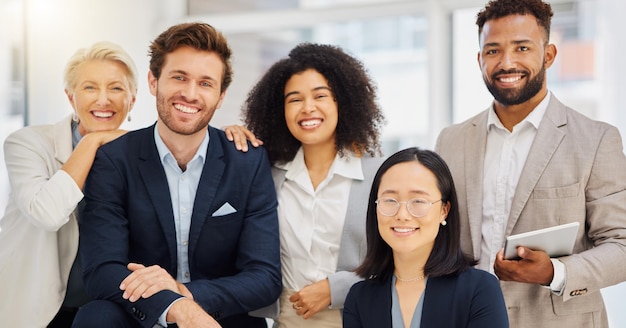 Travail d'équipe heureux et portrait de gens d'affaires au bureau avec confiance, fierté et motivation Diversité professionnelle et groupe d'hommes et de femmes sourient pour réussir la mission et le bonheur de l'entreprise