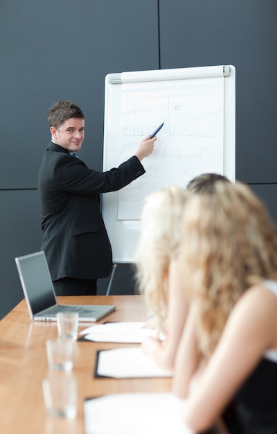 Photo travail d'équipe avec un homme donnant une présentation