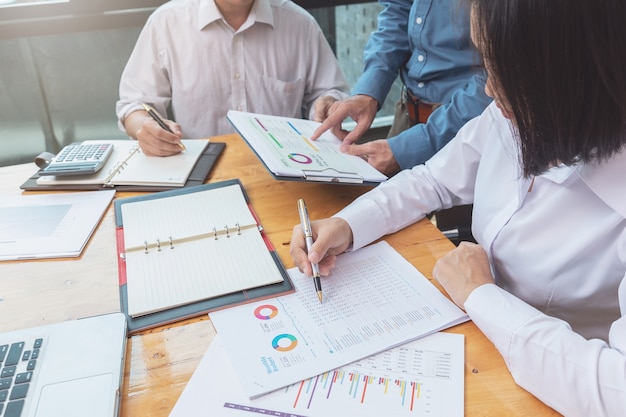 Travail d&#39;équipe des hommes d&#39;affaires discutant du plan d&#39;affaires au bureau