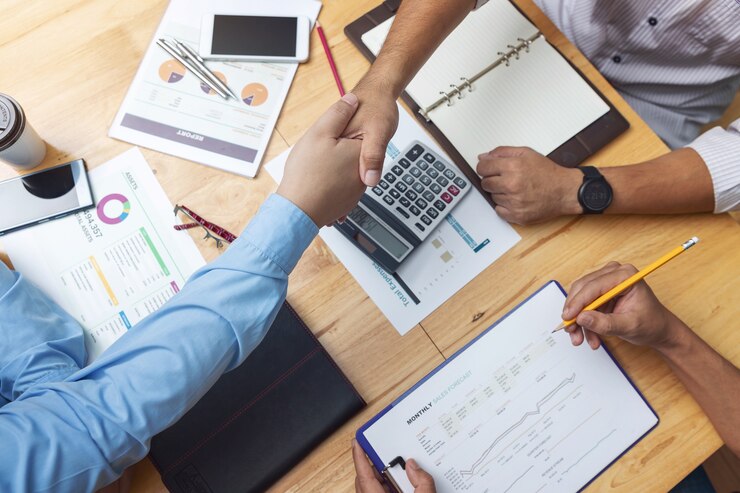 Photo travail d&#39;équipe des hommes d&#39;affaires se serrant la main et discutant du plan d&#39;investissement commercial dans le bureau