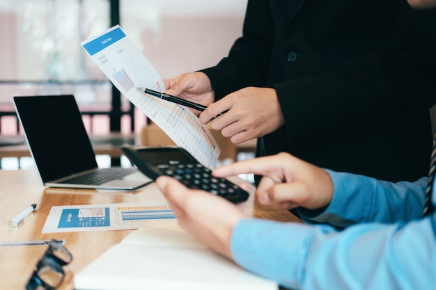 Travail d'équipe des hommes d'affaires